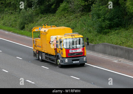 L'entretien des routes, la peinture de la ligne ; UK le trafic de véhicules, solvant, peinture alkyde jaune en fonction de la ligne de la circulation, le marquage road, rue, route de transport jaune, moderne, vers le nord sur l'autoroute 3. Banque D'Images