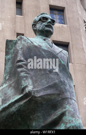 Santiago, Chili - septembre 2, 2017 : La statue de la président chilien Salvador Allente, raccords était placé près du palais présidentiel de la Moneda Banque D'Images