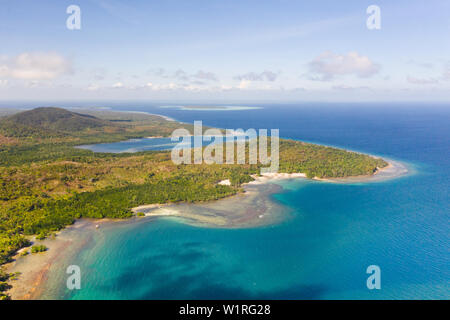 Balabac, Palawan, Philippines. La côte d'une grande île avec de belles lagunes, vue de dessus. Île tropicale avec bois. Banque D'Images