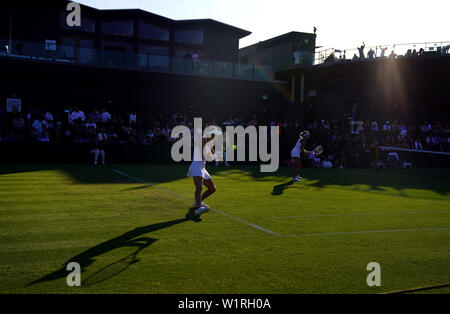 Timea Bacsinszky et Bernarda Pera en action sur la troisième journée du tournoi de Wimbledon à l'All England Lawn Tennis et croquet Club, Wimbledon. Banque D'Images