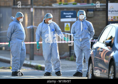 Médecine légale de la police sur Latchmere Road à Battersea Park Road à la suite d'un couteau. Un homme a été transporté à l'hôpital après une attaque dans la route à Battersea, dans le sud de Londres, et il n'y a eu aucune arrestation. Banque D'Images