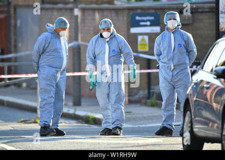 Médecine légale de la police sur Latchmere Road à Battersea Park Road à la suite d'un couteau. Un homme a été transporté à l'hôpital après une attaque dans la route à Battersea, dans le sud de Londres, et il n'y a eu aucune arrestation. Banque D'Images