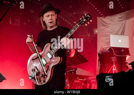 Roskilde, Danemark. 06Th Juillet, 2019. Roskilde, Danemark. Juillet 03rd, 2019. Le groupe de metal alternatif norvégien Ulver effectue un concert live au cours de la Danish music festival Festival de Roskilde en 2019. Ici le guitariste et musicien Stian Westerhus est vu sur scène. (Photo crédit : Gonzales Photo/Alamy Live News Banque D'Images