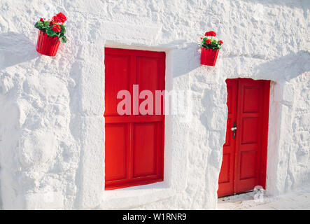 Vue de la rue blanche et de fleurs dans la ville de Bodrum en Turquie. Rue colorés de style égéen, mur, maison et fleurs dans Bodrum. Banque D'Images