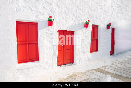 Vue de la rue blanche et de fleurs dans la ville de Bodrum en Turquie. Rue colorés de style égéen, mur, maison et fleurs dans Bodrum. Banque D'Images