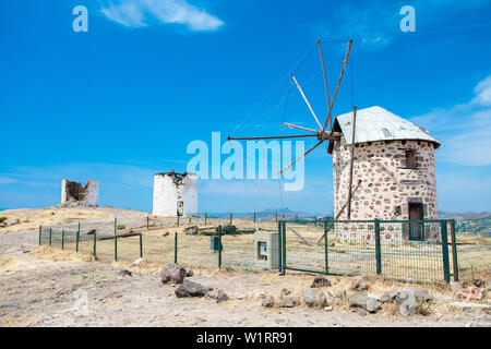 Voir des vieux moulins à vent blanc à Bodrum ville de Turquie. Style égéen traditionnel white wind mills à Santorini Grèce Banque D'Images