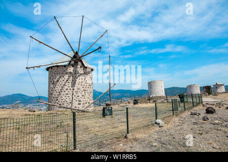 Voir des vieux moulins à vent blanc à Bodrum ville de Turquie. Style égéen traditionnel white wind mills à Santorini Grèce Banque D'Images