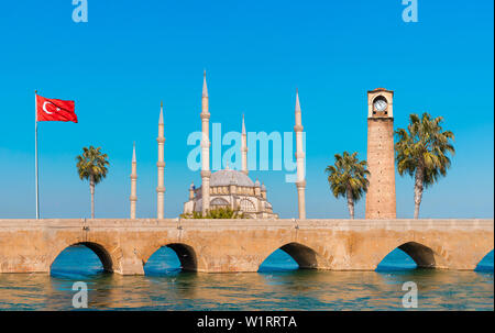 Mosquée Centrale Sabanci, vieille tour de l'horloge et le pont de pierre à Adana, ville de Turquie. La Ville d'Adana avec minarets mosquée en face de la rivière Seyhan. Banque D'Images