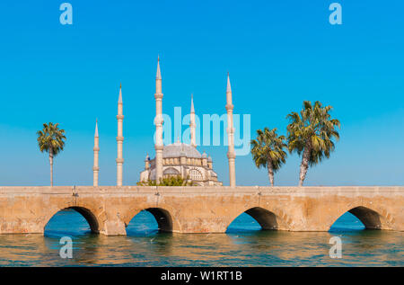 Mosquée Centrale Sabanci, vieille tour de l'horloge et le pont de pierre à Adana, ville de Turquie. La Ville d'Adana avec minarets mosquée en face de la rivière Seyhan. Banque D'Images