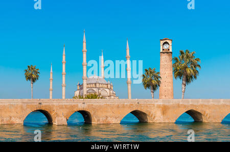 Mosquée Centrale Sabanci, vieille tour de l'horloge et le pont de pierre à Adana, ville de Turquie. La Ville d'Adana avec minarets mosquée en face de la rivière Seyhan. Banque D'Images