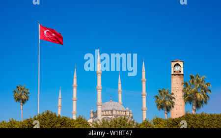 Mosquée Centrale Sabanci, vieille tour de l'horloge et le pont de pierre à Adana, ville de Turquie. La Ville d'Adana avec minarets mosquée en face de la rivière Seyhan. Banque D'Images