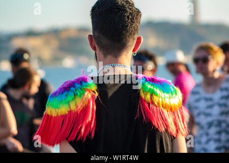 Homme avec accessoires rainbow lgbt Banque D'Images