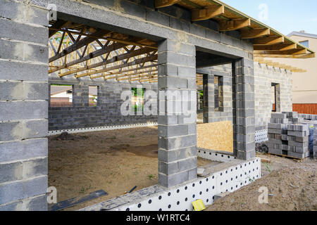 Fondation en béton, mur et seiling construction d'une nouvelle maison, vue du chantier de construction de processus de préparation Banque D'Images