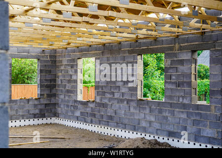 Fondation en béton, mur et seiling construction d'une nouvelle maison, vue du chantier de construction de processus de préparation Banque D'Images