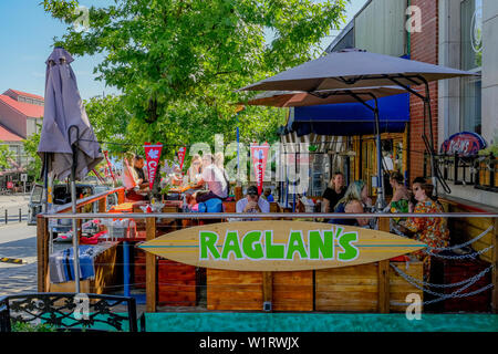 Patio Restaurant Raglans, Lonsdale, North Vancouver, Colombie-Britannique, Canada Banque D'Images