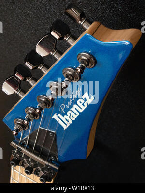 Ibanez Prestige RG655 Stock Tête en bleu sur fond noir Banque D'Images