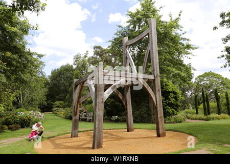 'Giant's chair' (Henry Bruce, 2006, chêne recyclé), Sculpture at Wisley 2019, RHS Garden Wisley, Woking, Surrey, Angleterre, Grande-Bretagne, Royaume-Uni, Europe Banque D'Images