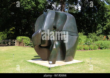 « pièce de verrouillage » (Henry Moore, 1962-1963, bronze), Sculpture à Wisley 2019, RHS Garden Wisley, Woking, Surrey, Angleterre, Grande-Bretagne, Royaume-Uni, Europe Banque D'Images