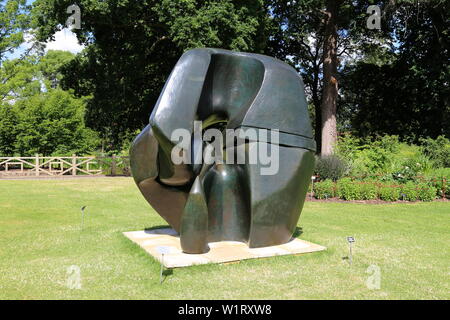 « pièce de verrouillage » (Henry Moore, 1962-1963, bronze), Sculpture à Wisley 2019, RHS Garden Wisley, Woking, Surrey, Angleterre, Grande-Bretagne, Royaume-Uni, Europe Banque D'Images