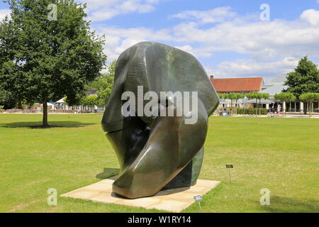 « pièce de verrouillage » (Henry Moore, 1962-1963, bronze), Sculpture à Wisley 2019, RHS Garden Wisley, Woking, Surrey, Angleterre, Grande-Bretagne, Royaume-Uni, Europe Banque D'Images