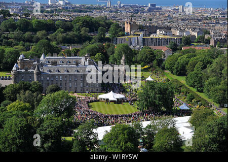 Edinburgh, Royaume-Uni. 3 juillet 2019. Sa Majesté la Reine a organisé sa fête champêtre annuelle au palais de Holyroodhouse à Edimbourg en Écosse au cours de la semaine Royal. Sa Majesté la Reine's Garden Party a réuni des gens de toutes les origines et de tous les horizons. Le soleil fait une apparition fantastique et l'orchestre a joué de la musique entraînante et des reprises de bien connu des nombres. Vous pourrez savourer un thé l'après-midi avec sandwichs, gâteaux et chocolats royal. Crédit : Colin Fisher/Alamy Live News Banque D'Images