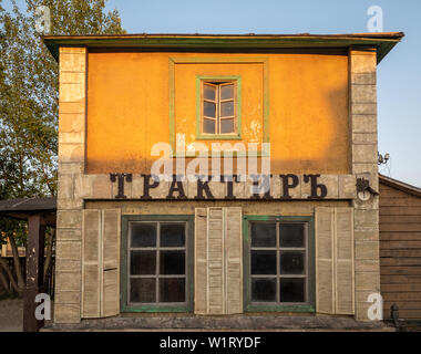 Manoir de Gorki, Moscou, Russie - 20 juin 2019 : 'Traktir' taverne. Le décor pour le film "The Hunt for the Devil' dans le style de la ville russe d'un Banque D'Images