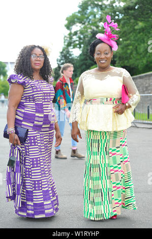 Edinburgh, Royaume-Uni. 3 juillet 2019. Sa Majesté la Reine a organisé sa fête champêtre annuelle au palais de Holyroodhouse à Edimbourg en Écosse au cours de la semaine Royal. Sa Majesté la Reine's Garden Party a réuni des gens de toutes les origines et de tous les horizons. Le soleil fait une apparition fantastique et l'orchestre a joué de la musique entraînante et des reprises de bien connu des nombres. Vous pourrez savourer un thé l'après-midi avec sandwichs, gâteaux et chocolats royal. Crédit : Colin Fisher/Alamy Live News Banque D'Images