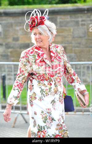 Edinburgh, Royaume-Uni. 3 juillet 2019. Sa Majesté la Reine a organisé sa fête champêtre annuelle au palais de Holyroodhouse à Edimbourg en Écosse au cours de la semaine Royal. Sa Majesté la Reine's Garden Party a réuni des gens de toutes les origines et de tous les horizons. Le soleil fait une apparition fantastique et l'orchestre a joué de la musique entraînante et des reprises de bien connu des nombres. Vous pourrez savourer un thé l'après-midi avec sandwichs, gâteaux et chocolats royal. Crédit : Colin Fisher/Alamy Live News Banque D'Images