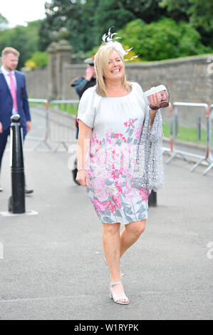 Edinburgh, Royaume-Uni. 3 juillet 2019. Sa Majesté la Reine a organisé sa fête champêtre annuelle au palais de Holyroodhouse à Edimbourg en Écosse au cours de la semaine Royal. Sa Majesté la Reine's Garden Party a réuni des gens de toutes les origines et de tous les horizons. Le soleil fait une apparition fantastique et l'orchestre a joué de la musique entraînante et des reprises de bien connu des nombres. Vous pourrez savourer un thé l'après-midi avec sandwichs, gâteaux et chocolats royal. Crédit : Colin Fisher/Alamy Live News Banque D'Images