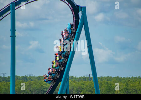 Orlando, Floride. Juillet 01, 2019 . Vue extraordinaire sur les gens s'amusant Mako roller coaster at Seaworld Banque D'Images