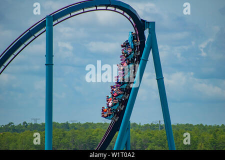 Orlando, Floride. Juillet 01, 2019 . Vue extraordinaire sur les gens s'amusant Mako roller coaster at Seaworld Banque D'Images
