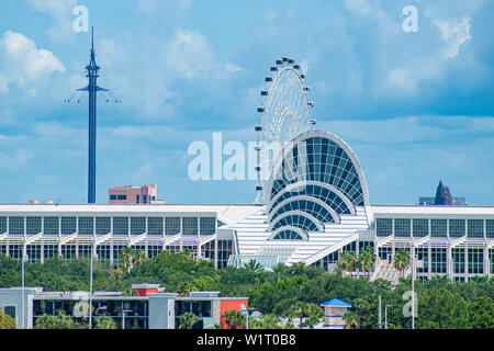 Orlando, Floride. Juillet 01, 2019 . Vue panoramique sur Orlando Convention Center, Sky Flyer et la Grande Roue Banque D'Images