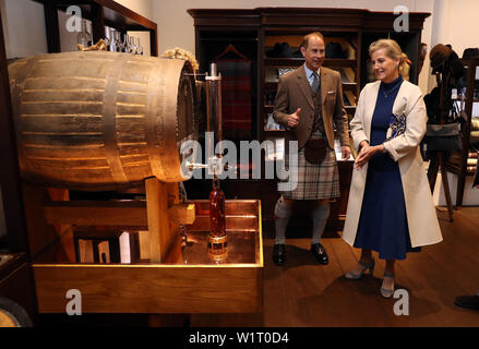 Le comte et la Comtesse de Forfar pour une bouteille de whisky avant la dégustation de whisky comme ils visiter la distillerie de Whisky Glenfiddich à Dufftown. ASSOCIATION DE PRESSE Photo. Photo date : lundi 1 juillet 2019. Prince Edward et son épouse, Sophie, a reçu le titre de son 55e anniversaire cette année. Voir l'activité de ROYAL histoire Wessex. Crédit photo doit se lire : Andrew Milligan/PA Wire Banque D'Images