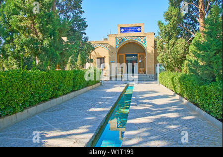 KASHAN, IRAN - le 23 octobre 2017 : La façade de derrière le musée Jardin fin allée ombragée avec de l'eau Cours d'eau, le 23 octobre à Kashan. Banque D'Images