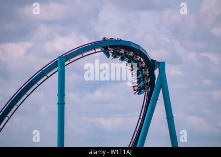 Orlando, Floride. Juillet 01, 2019 . Vue extraordinaire sur les gens s'amusant Mako roller coaster at Seaworld Banque D'Images