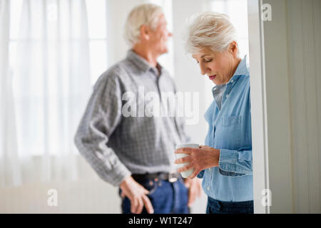 Young couple having a drink dans une chambre. Banque D'Images