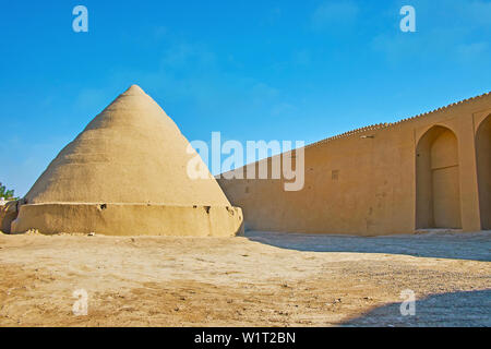 Construction d'Adobe (yakhchal ice chambre) - ancienne glacière évaporative en spirale, en forme de pyramide, situé à côté de la rempart de Ghal'eh Jalali pour Banque D'Images