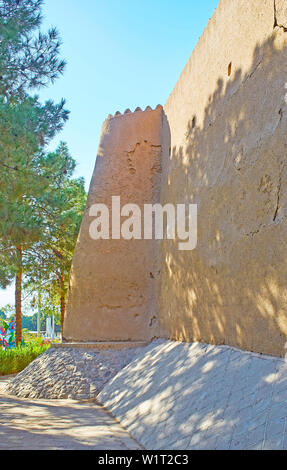 La vue sur l'argile haut Ghal'eh Jalali mur forteresse et préservé sur son tour de coin, Kashan, Iran Banque D'Images