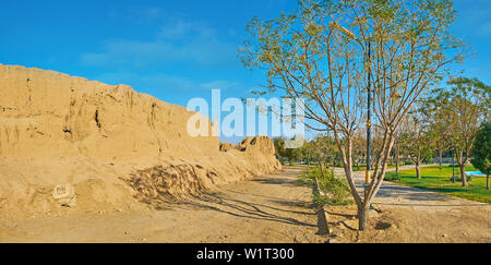 Le pittoresque parc Mellat vert, situé autour de historical Ghal'eh Jalali adobe forteresse, Kashan, Iran Banque D'Images