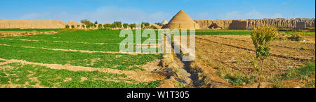 Panorama de terres agricoles, entourée de rempart médiéval de adobe Ghaleh Jalali citadelle avec vue sur yakhchals préservé - ancient glacières évaporatives Banque D'Images