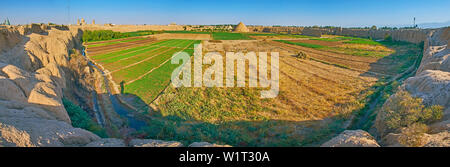 Panorama de terres agricoles, entourée de rempart médiéval de adobe Ghaleh Jalali citadelle avec vue sur yakhchals préservé - ancient glacières évaporatives Banque D'Images