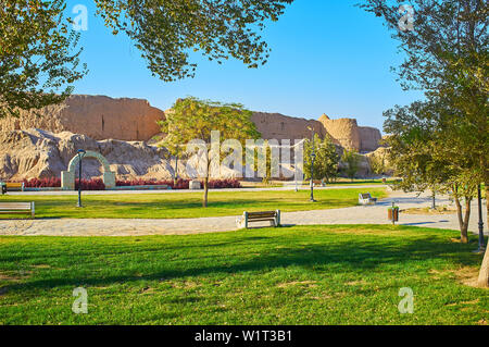 Parc Mellat est bel endroit pour la journée de marche, pique-nique sur la pelouse et vous détendre avec une vue sur les anciennes adobe Ghaleh Jalali fortres, Kashan, Iran Banque D'Images