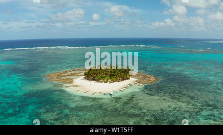 Paysage Tropical : Guyam île avec belle plage, palmiers en vue de dessus de l'eau turquoise. Siargao, Philippines. L'été et les vacances Banque D'Images