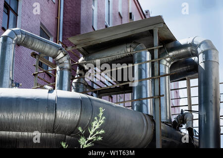 Les tuyaux de ventilation sur le mur de l'immeuble à l'extérieur de l'ancien bâtiment industriel de l'usine Banque D'Images