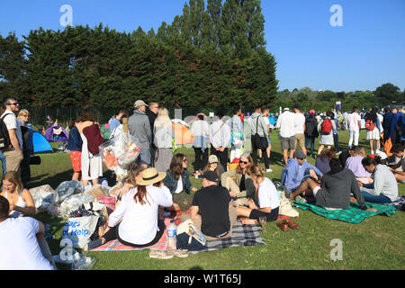 Des centaines de ticket d'attente des fans de tennis moins tôt le matin à l'extérieur le All England Lawn sur la troisième journée du championnat de Wimbledon. Banque D'Images