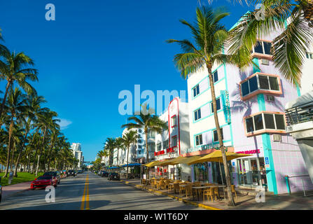 MIAMI - Septembre, 2018 : palmiers d'ombres à travers la foule de petit-déjeuner à cafés trottoirs bordant Ocean Drive à South Beach. Banque D'Images