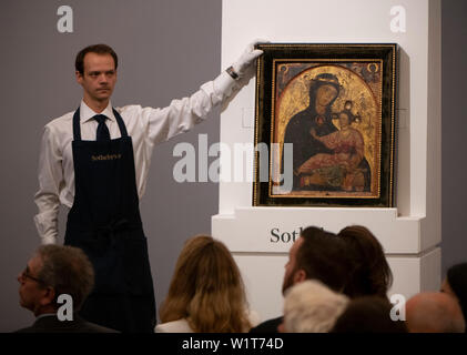 Sotheby's, Londres, Royaume-Uni. 3 juillet 2019. L'été d'anciens maîtres vente du soir propose des peintures du 14e - 19e siècle par plusieurs des plus importants peintres de l'art occidental de droit : la vente a ouvert avec "La Vierge et l'enfant" par des tiers d'Anagni Master qui a été conduit à £735 000 par huit soumissionnaires. Datant de la mi-1230s c'est la plus ancienne œuvre jamais proposée dans un vieux maîtres vente à Sotheby's. Credit : Malcolm Park/Alamy Live News. Banque D'Images