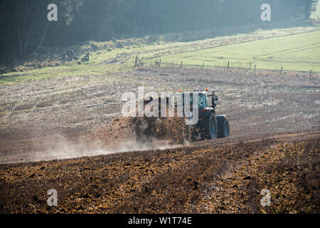 L'épandage de fumier de camion Banque D'Images