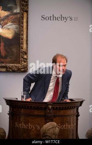 Sotheby's, Londres, Royaume-Uni. 3 juillet 2019. L'été d'anciens maîtres vente du soir propose des peintures du 14e - 19e siècle par plusieurs des plus importants peintres de l'art occidental met en évidence : un chef-d'œuvre de chaque de la plus grande des peintres de paysage - Turner, Constable et Gainsborough - et œuvres extraordinaires de l'époque Baroque par Ribera et l'extrêmement rares Johann Liss. Vente au total pour la soirée était de £56 205 950 livres sterling et la vente aux enchères a été prise par Harry Dalmeny, Président de Sotheby's UK (photo). Credit : Malcolm Park/Alamy Live News. Banque D'Images