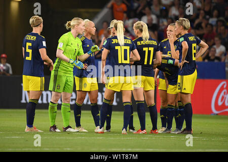 Lyon, France. 06Th Juillet, 2019. Décines-Charpieu : Football, les femmes : WM, Pays-Bas - Suède, finale, demi-finale, Stade de Lyon : le gardien Marchand Germany (2e de gauche) parle à ses coéquipiers lors d'une pause. Photo : Sebastian Gollnow/dpa Banque D'Images